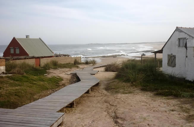 Bajada a la playa de madera en Cabo Polonio