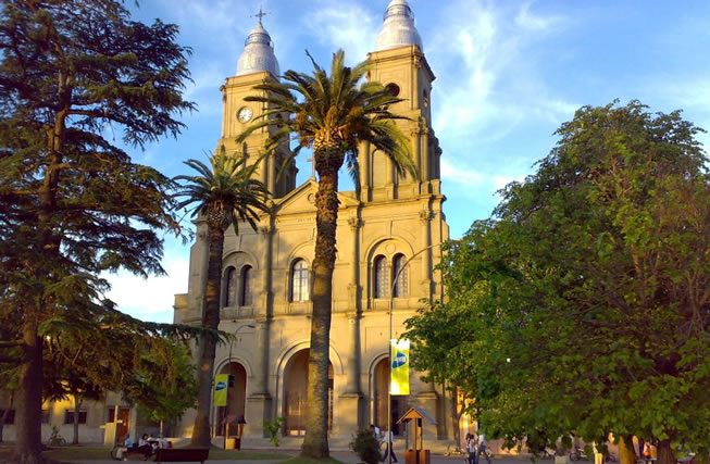 Iglesia de Florida frente a la plaza